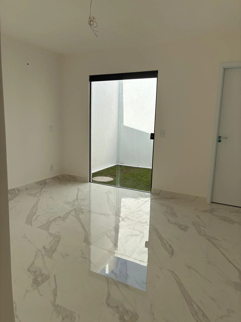 Quarto com porta de vidro para a área externa no Hilton Gomes 905
