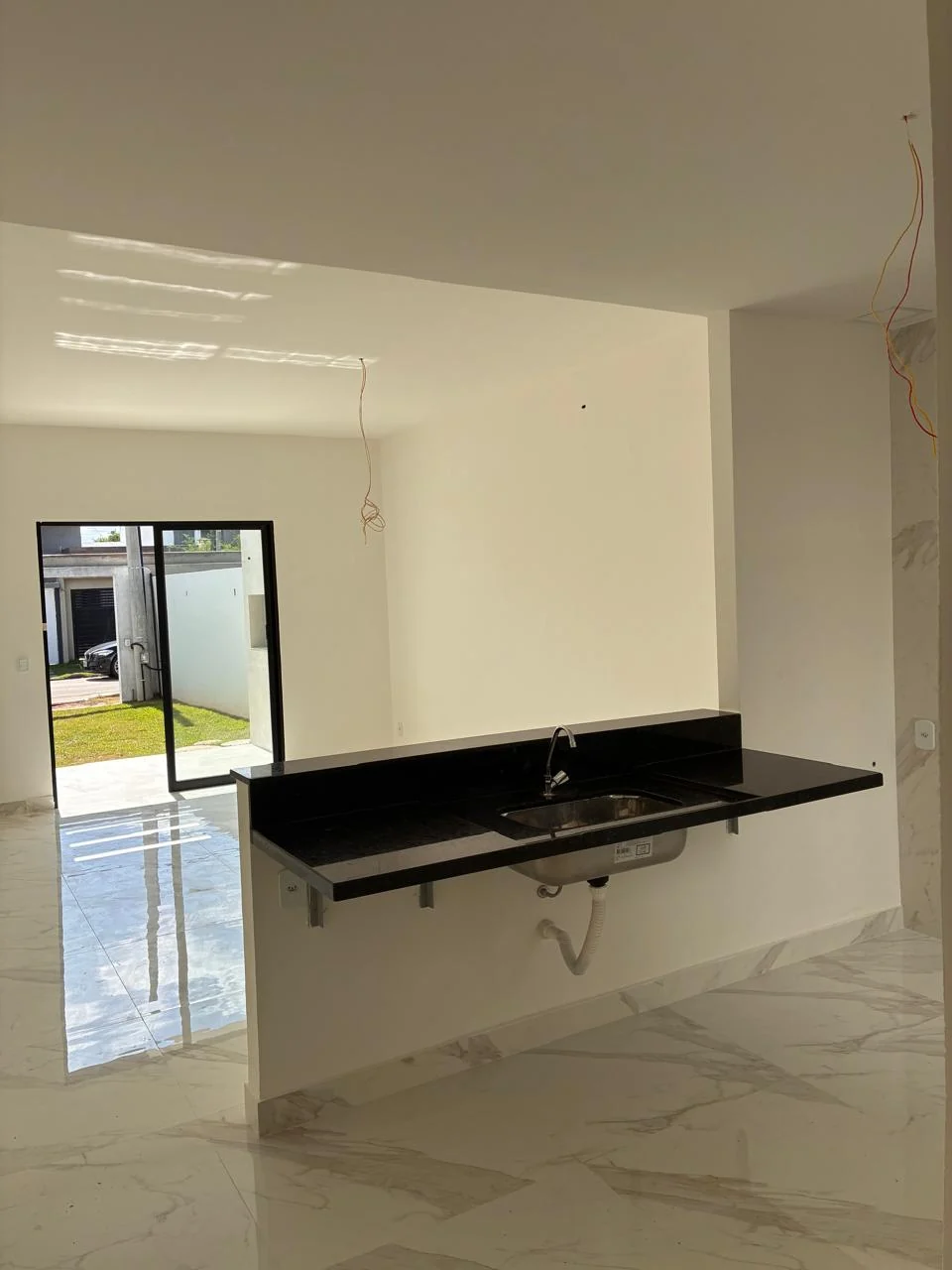 Sala com cozinha integrada e bancada no Hilton Gomes 905