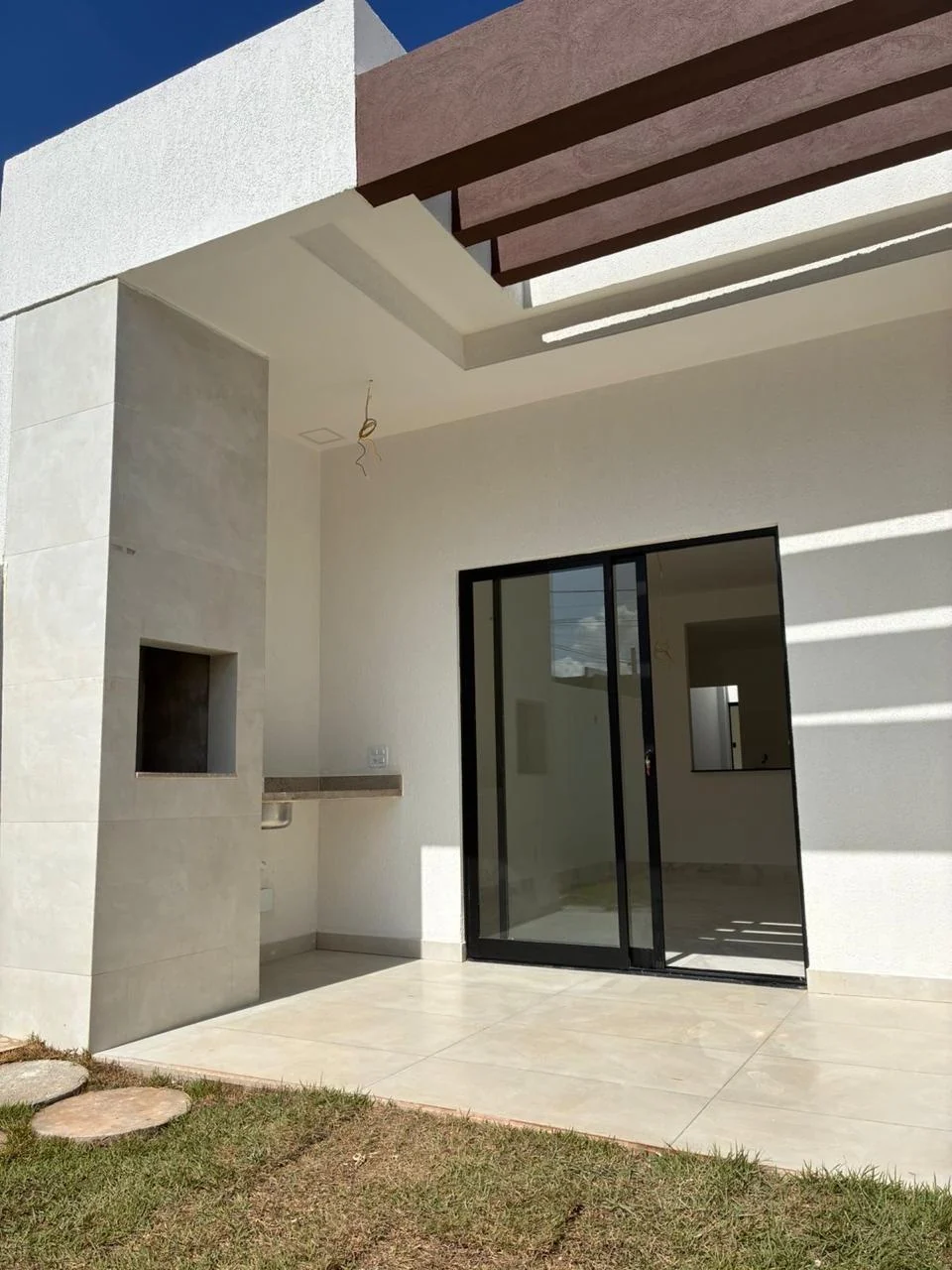 Varanda com espaço gourmet, pergolado e porta de vidro do Hilton Gomes 905