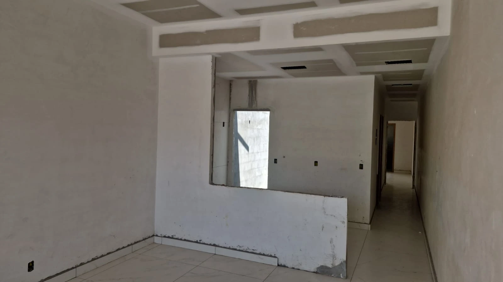Sala com cozinha americana durante a obra